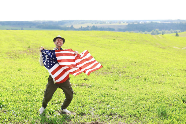 Hombre ondeando bandera americana de pie en el campo agrícola de la granja, vacaciones, patriotismo, orgullo, libertad, partidos políticos, inmigrante - Foto, Imagen