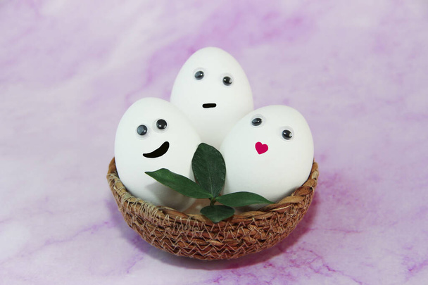 huevos blancos de Pascua con ojos sobre fondo púrpura - Foto, Imagen