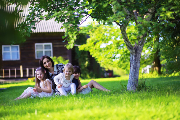 Genç, büyük bir aile yaz sabahı yürüyüşünde. Parkta oynayan çocuklu güzel anne.. - Fotoğraf, Görsel