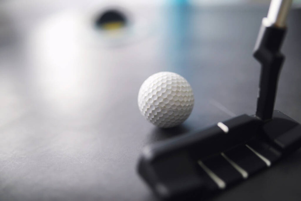 Spor ve sağlıklı yaşam tarzı. Mini golf. Beyaz golf topu ve masaya minigolf koyun. Golf kavramlı spor geçmişi. - Fotoğraf, Görsel