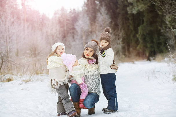 Famiglia felice giocare e ridere in inverno all'aperto nella neve. Parco cittadino giornata invernale - Foto, immagini