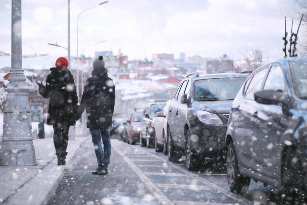 Junges Paar spaziert durch die Winterstadt - Foto, Bild