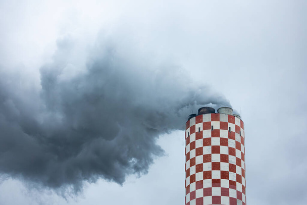 石炭火力発電所の煙突から煙が出てくる濃い雲。曇りの日に撮影された写真、均一で柔らかい光. - 写真・画像