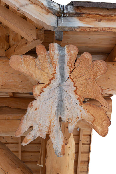 Κοντινό πλάνο κομματιού του τοίχου ενός ξύλινου κορμού με λάθος αποχετευτικό σύστημα από την οροφή. Καταστροφική διαδικασία σήψης και μαυρίσματος ξύλου από υγρασία και μύκητες Ceratocystis - Φωτογραφία, εικόνα