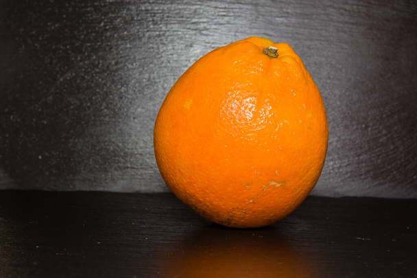 orange on the table - Foto, afbeelding