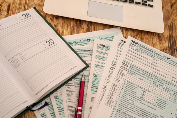 налоговые формы Соединенных Штатов Америки 1040 готовы быть заполнены гражданами США ручкой, лежащей на столе. концепция документации - Фото, изображение