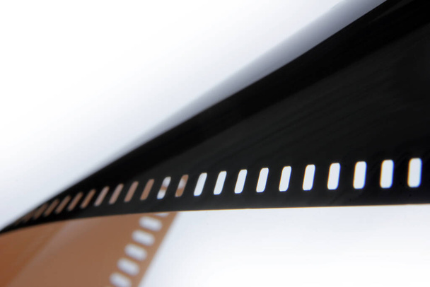 Alter 35 mm Filmstreifen auf weißem Hintergrund - Foto, Bild
