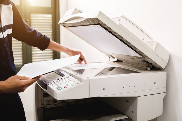 Деловые люди клавиатура руки на панели принтера, принтера, сканера, лазерного копира, офисного оборудования, концепции, начать работу - Фото, изображение