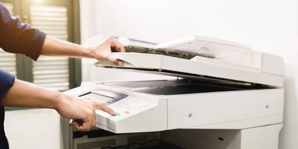 Gli uomini d'affari tastierino mano sulla stampante di pannello, stampante, scanner, fotocopiatrice laser, attrezzature per ufficio, concetto, iniziare a lavorare - Foto, immagini