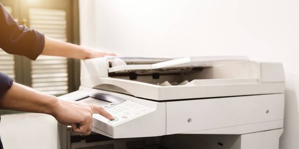 Les gens d'affaires clavier main sur l'imprimante de panneau, imprimante, scanner, copieur laser, équipement de bureau, concept, commencer à travailler - Photo, image