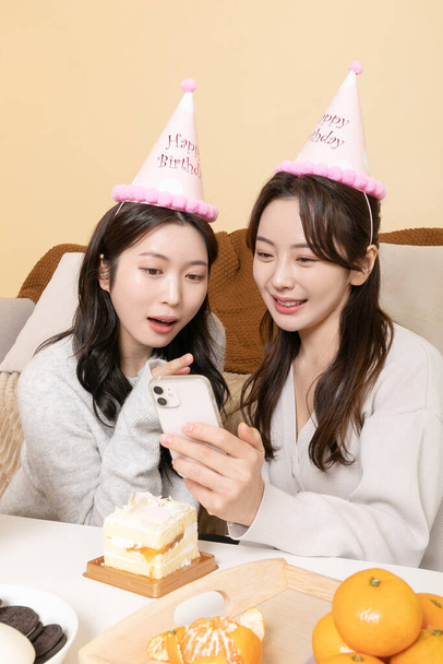 asian korean women friends spending time with smartphones - Foto, imagen
