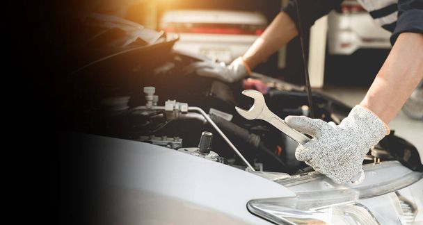 Kfz-Mechaniker Reparatur eines Autos Motor Kfz-Werkstatt mit einem Schraubenschlüssel, Auto-Service und Wartung, Reparatur-Service. - Foto, Bild