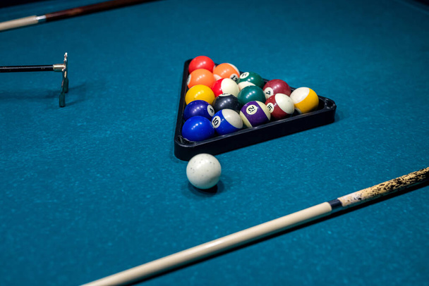 Billard-Queue und bunte Kugeln auf Snookertisch während des Spiels. Perfekte Freizeit verbringen - Foto, Bild
