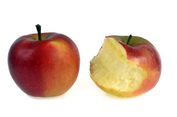 Manzana entera y manzana mordida de cerca sobre fondo blanco  - Foto, imagen