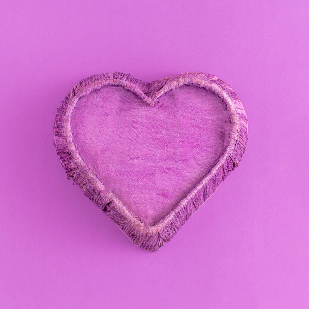 Forma de coração criativo feito de madeira contra um fundo roxo. Conceito de amor Dia dos Namorados. Depósito plano. - Foto, Imagem