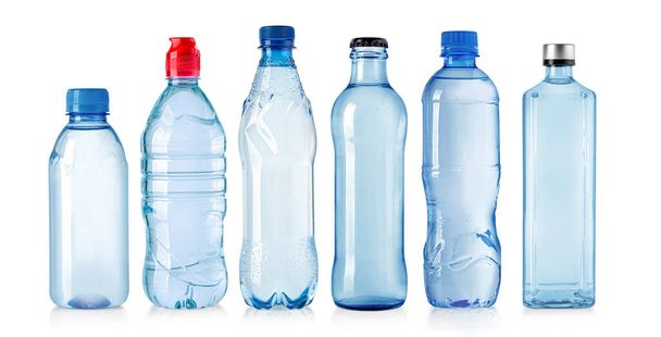 Набір пластикових пляшок води ізольовані на білому тлі
  - Фото, зображення