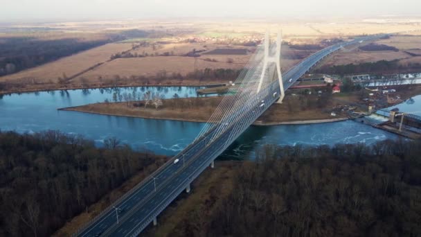 Duży most nad rzeką z ruchu samochodów - Materiał filmowy, wideo