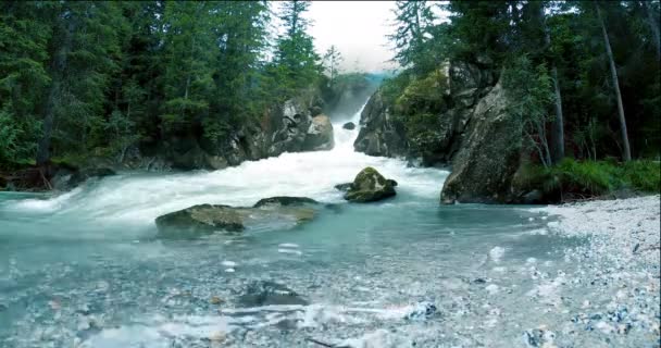 滝は海に非常に強く流れます-滝は熱帯雨林に強く流れます - 映像、動画