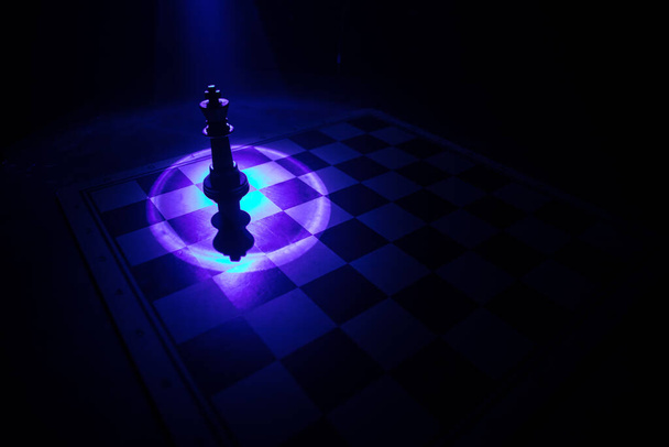 アイデアと競争と戦略ビジネス成功の概念のためのチェスボードゲーム。暗闇の中でチェスの数字。選択的焦点 - 写真・画像