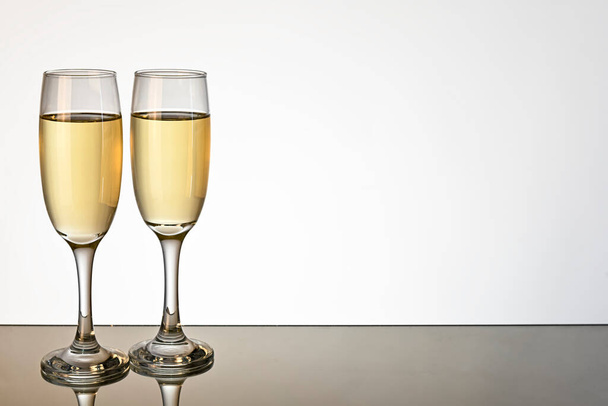 Два бокала вина изолированы на белом фоне. - Фото, изображение