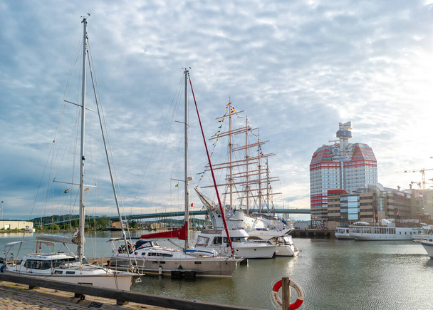 Gothenburg, Sweden - June 25, 2019: Barken Viking hotel on the ship at the pier and the Lilla Bommen building with yachts in the foreground. - Foto, Imagem
