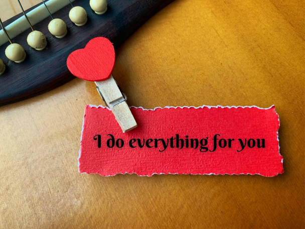 Hago todo por ti texto en papel roto con fondo de guitarra. Concepto de San Valentín feliz. - Foto, Imagen
