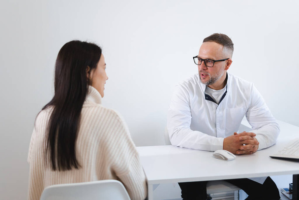 Mužský lékař mluví s pacientkou - Fotografie, Obrázek