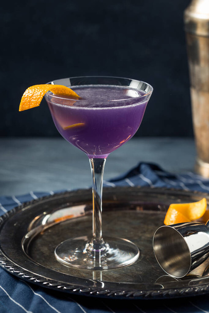 Cold Refreshing Water Lily Cocktail with Triple Sec and Creme de Violette - Φωτογραφία, εικόνα