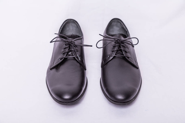 Férfi klasszikus fekete cipő fehér háttér - Fotó, kép
