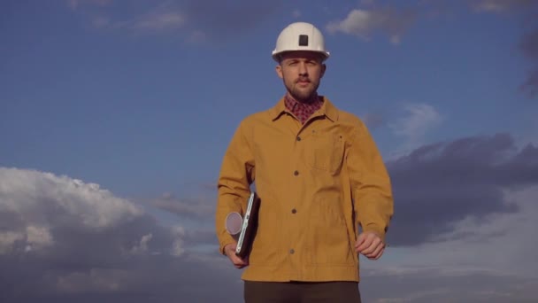 Supervisor de construção no local ajustando chapéu duro branco - Filmagem, Vídeo