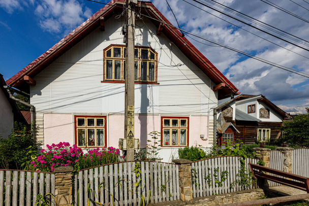 Casas antiguas en un pueblo de Moldovita en la Bucovina en Rumania - Foto, imagen