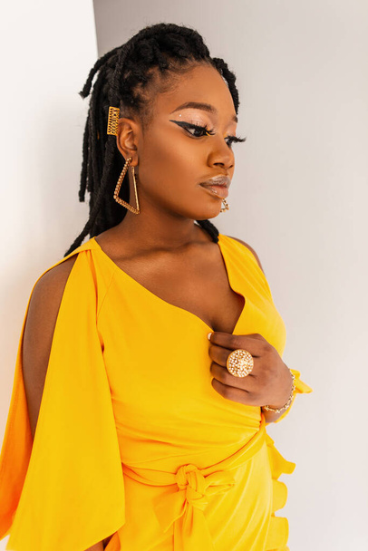 Fashionable african girl in bright yellow stylish dress - Valokuva, kuva