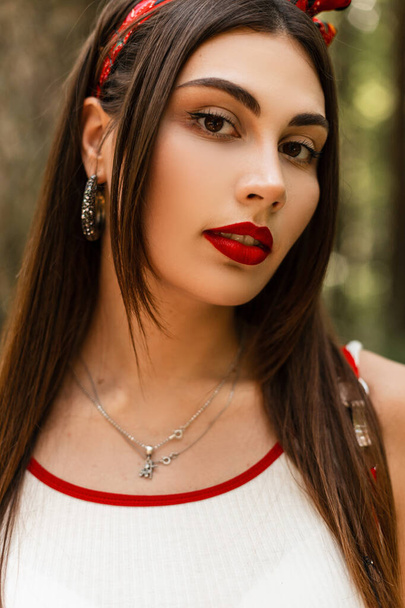 Joli portrait de femme magnifique avec de jolies lèvres rouges avec bandana de mode en t-shirt blanc à la mode à l'extérieur un jour d'été. - Photo, image