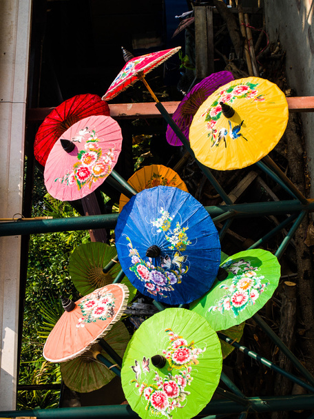 Värikäs riisipaperi sateenvarjo kuivunut luonnossa
. - Valokuva, kuva