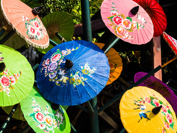 Paraguas colorido de papel de arroz secado en la naturaleza
. - Foto, imagen