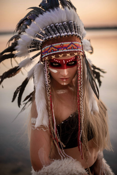 dziewczyna ubrana jak Indianin o zachodzie słońca - Zdjęcie, obraz