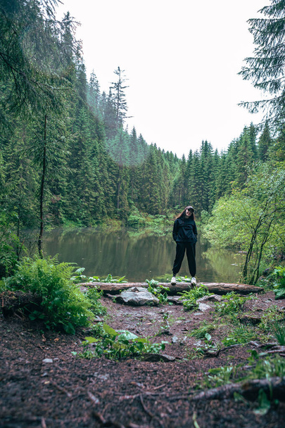 山の中で野生の湖を楽しむ女が空間をコピー - 写真・画像