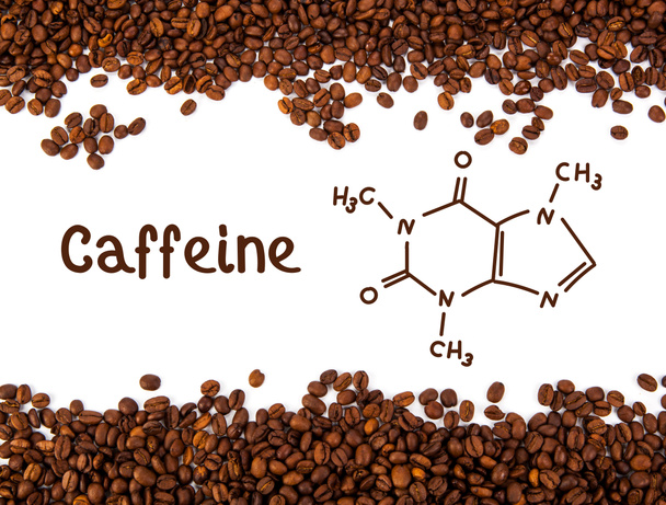 granos de café con fórmula química de cafeína sobre un fondo de madera - Foto, imagen