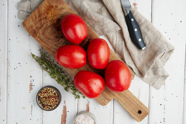 Φρέσκες κόκκινες ντομάτες, κοντινό πλάνο φρέσκιας, ώριμης τομάτας σε ξύλινο φόντο - Φωτογραφία, εικόνα