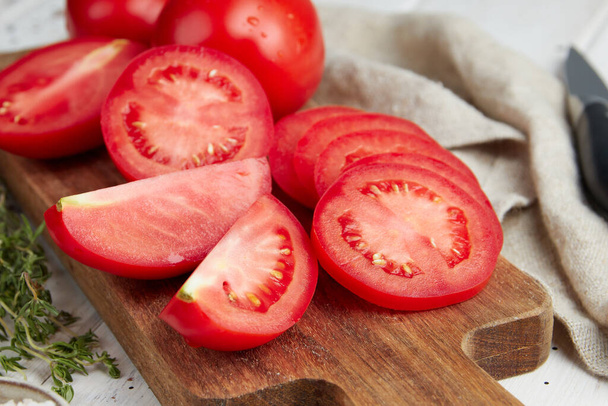 新鮮な赤いトマト、木の背景に新鮮な熟したトマトのクローズアップ - 写真・画像