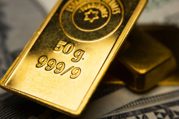 Zbliżenie sztabek złota na banknotach dolarowych USA - Zdjęcie, obraz