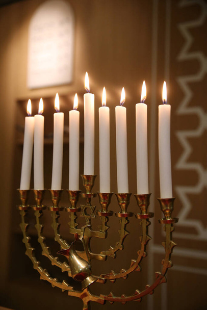 Ханукха с девятью зажженными свечами. Символ иудаизма.  - Фото, изображение