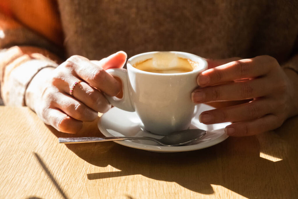руки жінки, яка приймає каву з ранковим світлом
 - Фото, зображення
