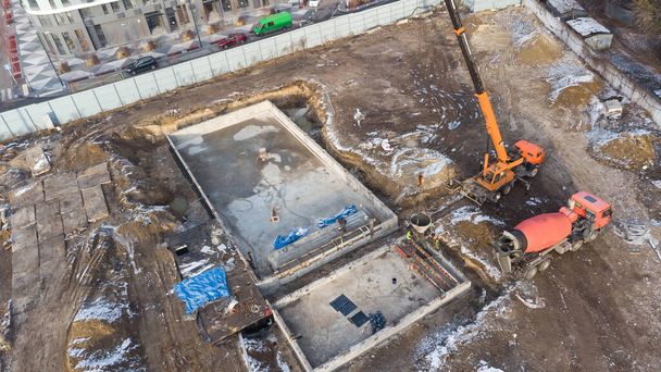 Drones photo aérienne d'un chantier de construction d'une piscine, blocs de béton de coffrage déjà finis et briqués avec adhésif de construction, étapes déjà préparées et prêtes pour le remplissage du béton. - Photo, image
