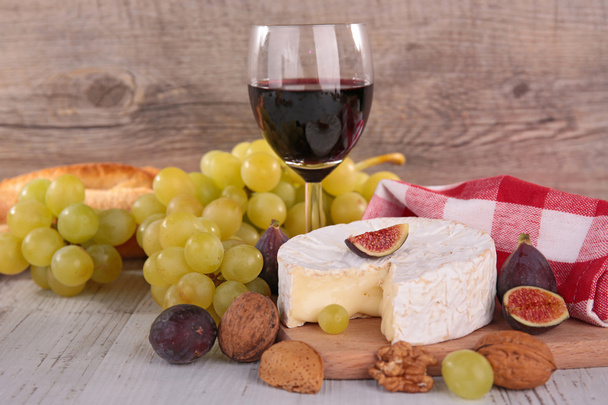 Wine, grape and cheese - Фото, изображение