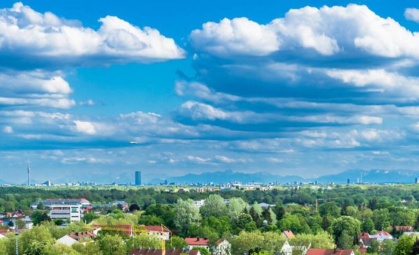 Panoramiczny widok na miasto Dachau i Alpy Bawarskie obok Monachium - Niemcy. Wysokiej jakości zdjęcie - Zdjęcie, obraz