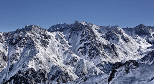 Schneebedeckte Gipfel des nördlichen Tien Shan-Gebirges nahe der Stadt Almaty. - Foto, Bild