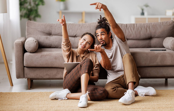 Jeune couple afro-américain famille planification de rénovation domiciliaire, discuter du projet de conception sur tablette - Photo, image