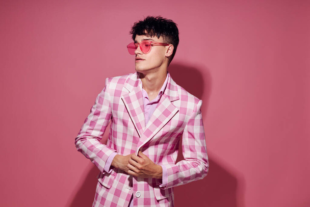 pěkný muž kostkované sako růžové brýle móda moderní styl růžové pozadí beze změny - Fotografie, Obrázek