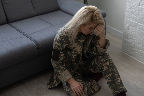 deprimovaná osamělá žena v vojenské uniformě doma - Fotografie, Obrázek